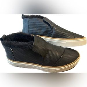 NWT TOMS Paxton Slip On Sneaker Black Embossed Leather/Faux Fur Women’s Size 8.5